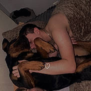 Paco a rejoint le concours — aidez-le/la à gagner de superbes lots ! bed, blanket, dog, person, cuddling, sleeping, hugging, indoor, cozy, shirtless, tattoo, pillow, resting, animal, pet, lying_down, happy, affection, relaxation, casual