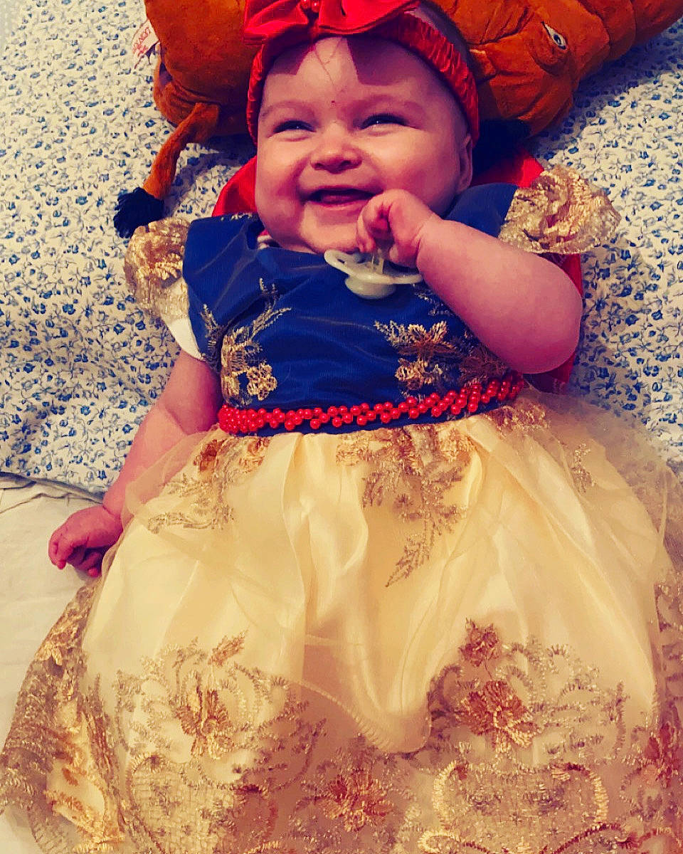 Lyza-rose a rejoint le concours — aidez-le/la à gagner de superbes lots ! baby, baby_toddler_clothing, child, day_dress, dress, face, formal_wear, happy, hat, headwear, magenta, orange, pattern, person, photograph, pink, red, ruffle, skin, sleeve