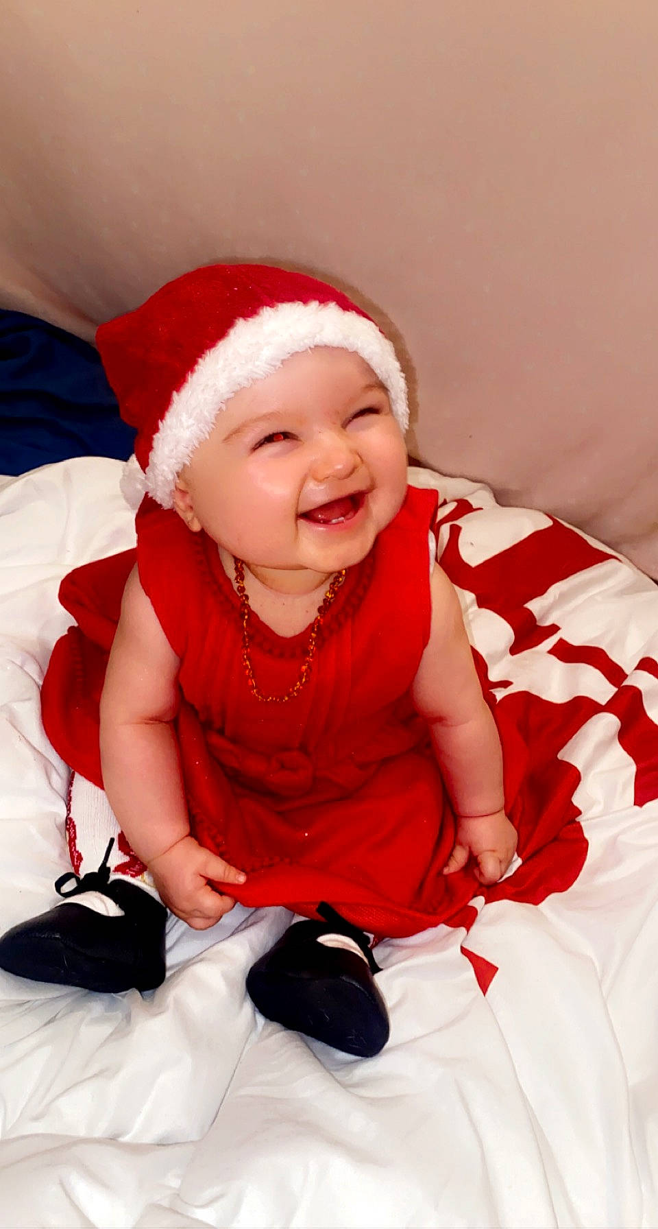 Lyza-rose a rejoint le concours — aidez-le/la à gagner de superbes lots ! baby, baby_toddler_clothing, beauty, cap, comfort, dress, event, face, finger, flash_photography, fun, happy, headwear, human_body, joy, person, pink, red, santa_claus, skin