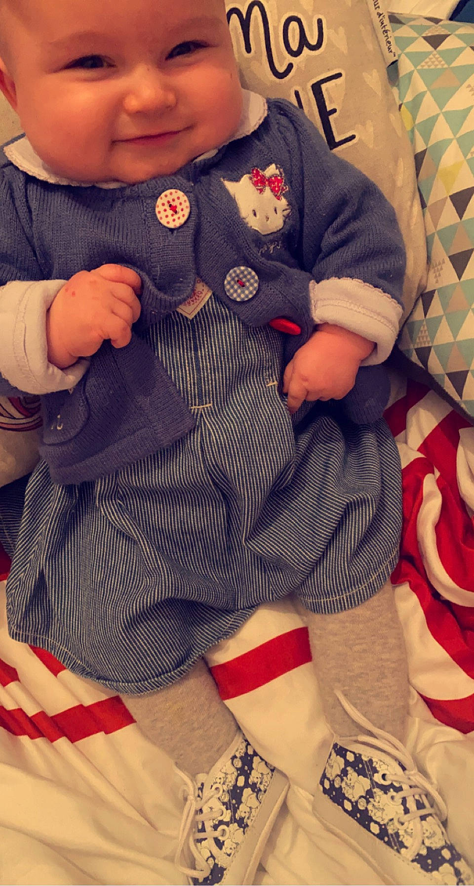 Lyza-rose a rejoint le concours — aidez-le/la à gagner de superbes lots ! arm, baby_toddler_clothing, clothing, collar, comfort, cool, finger, hand, hat, headwear, joy, leg, outerwear, person, pink, skin, sleeve, smile, textile, thigh