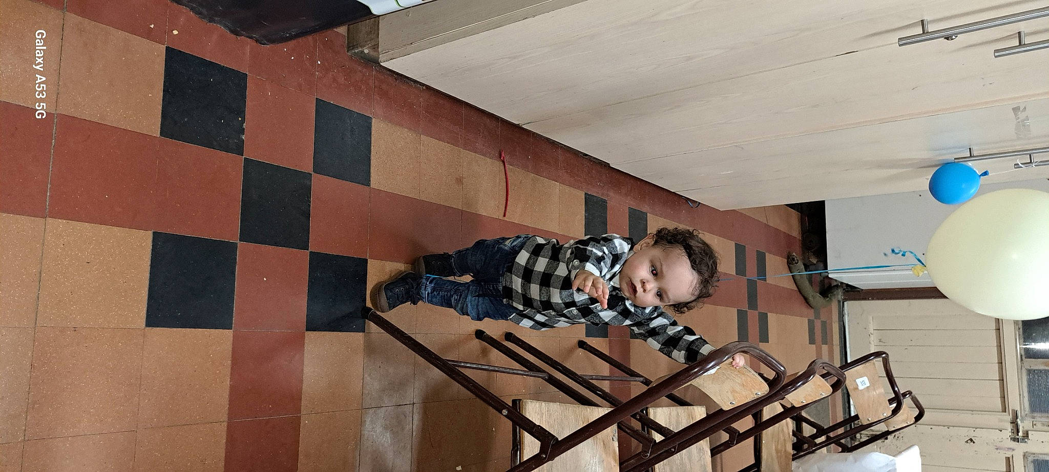 Adriano a rejoint le concours — aidez-le/la à gagner de superbes lots ! baby_toddler_clothing, ceiling, child, daylighting, flooring, fun, handrail, indoor_games_and_sports, leisure, metal, pattern, person, room, shadow, sitting, symmetry, tints_and_shades, toddler, wood