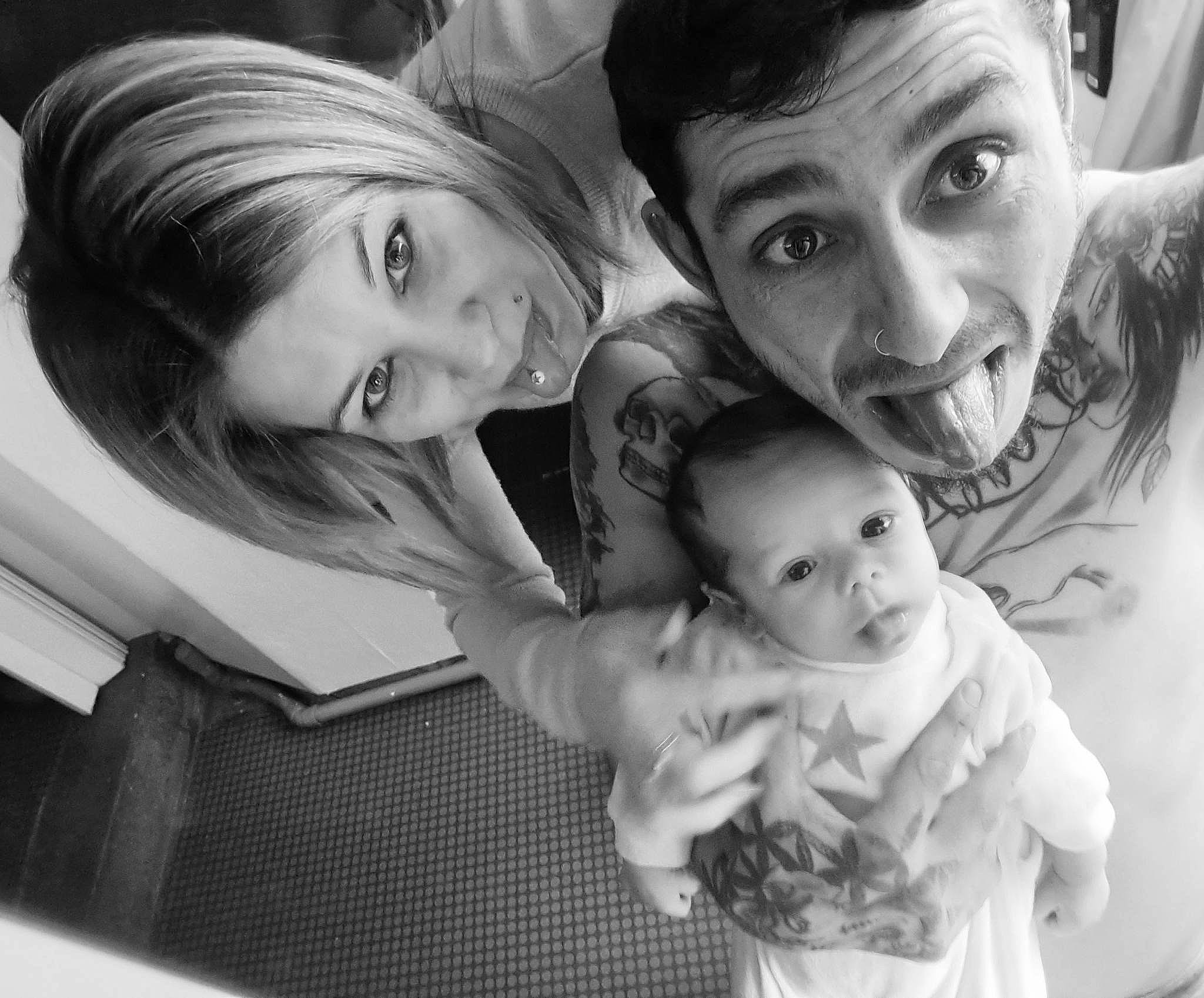 Adriano participe au concours pour gagner de l'argent avec cette photo : arm, black, black_and_white, child, eye, flash_photography, fun, gesture, hair, hand, happy, iris, monochrome, monochrome_photography, organ, person, smile, snapshot, style, toddler