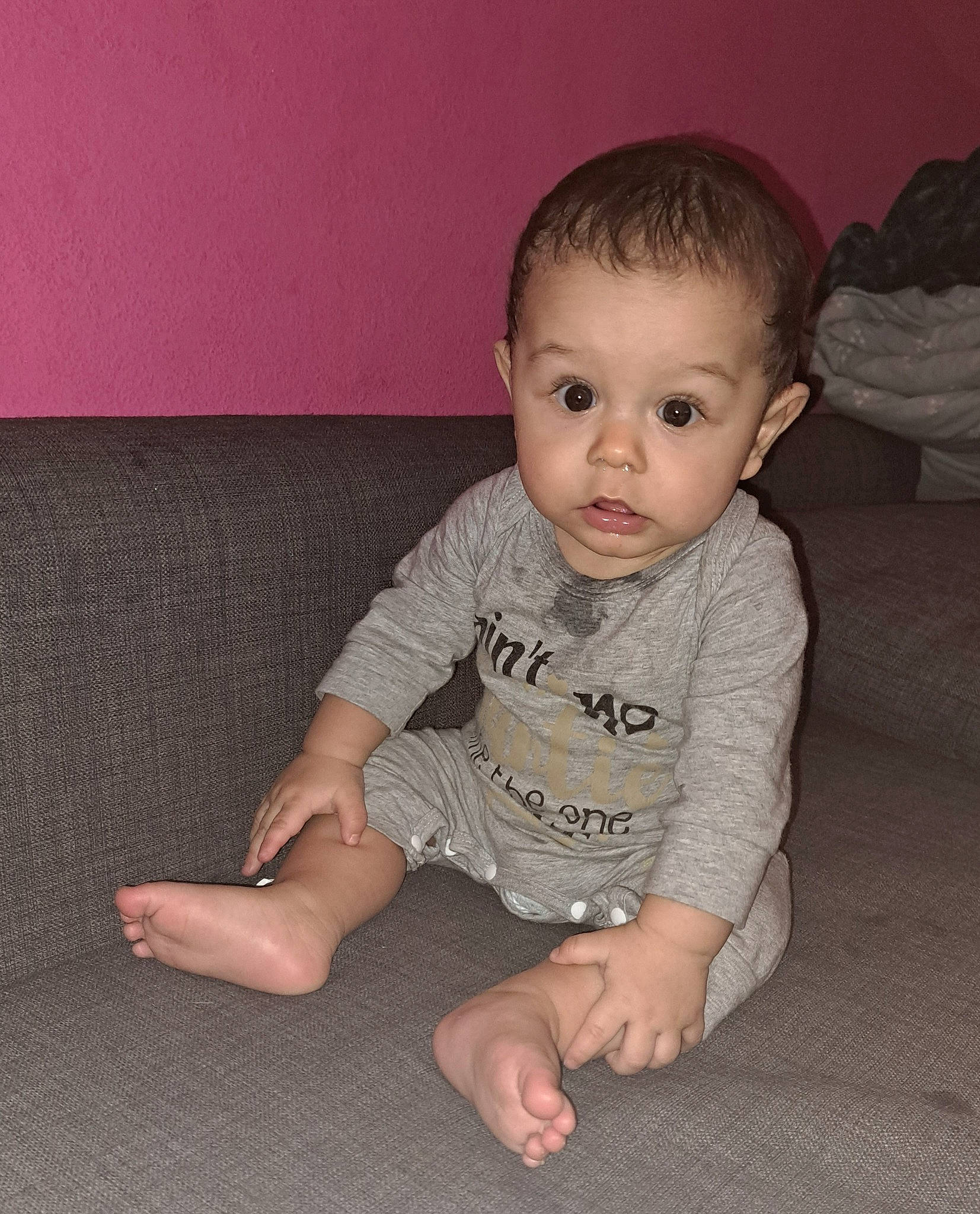 Adriano participe au concours pour gagner de l'argent avec cette photo : baby, baby_toddler_clothing, cheek, chin, comfort, eye, face, finger, flash_photography, floor, flooring, hair, head, iris, nose, person, skin, sleeve, surprise, t_shirt
