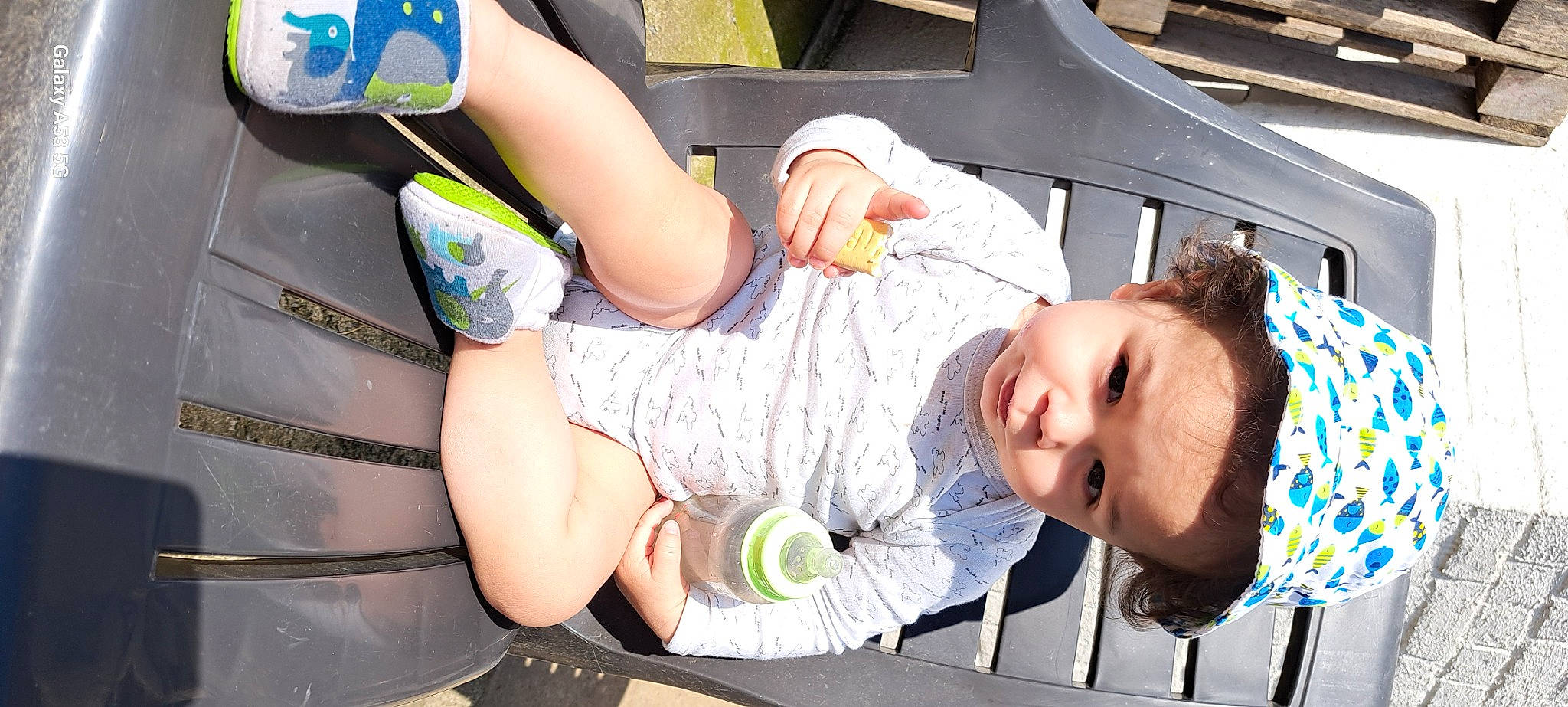 Adriano participe au concours pour gagner de l'argent avec cette photo : baby, baby_products, baby_toddler_clothing, child, comfort, elbow, fun, human_leg, joint, knee, leisure, mouth, person, product, service, shorts, sitting, t_shirt, thigh, toddler