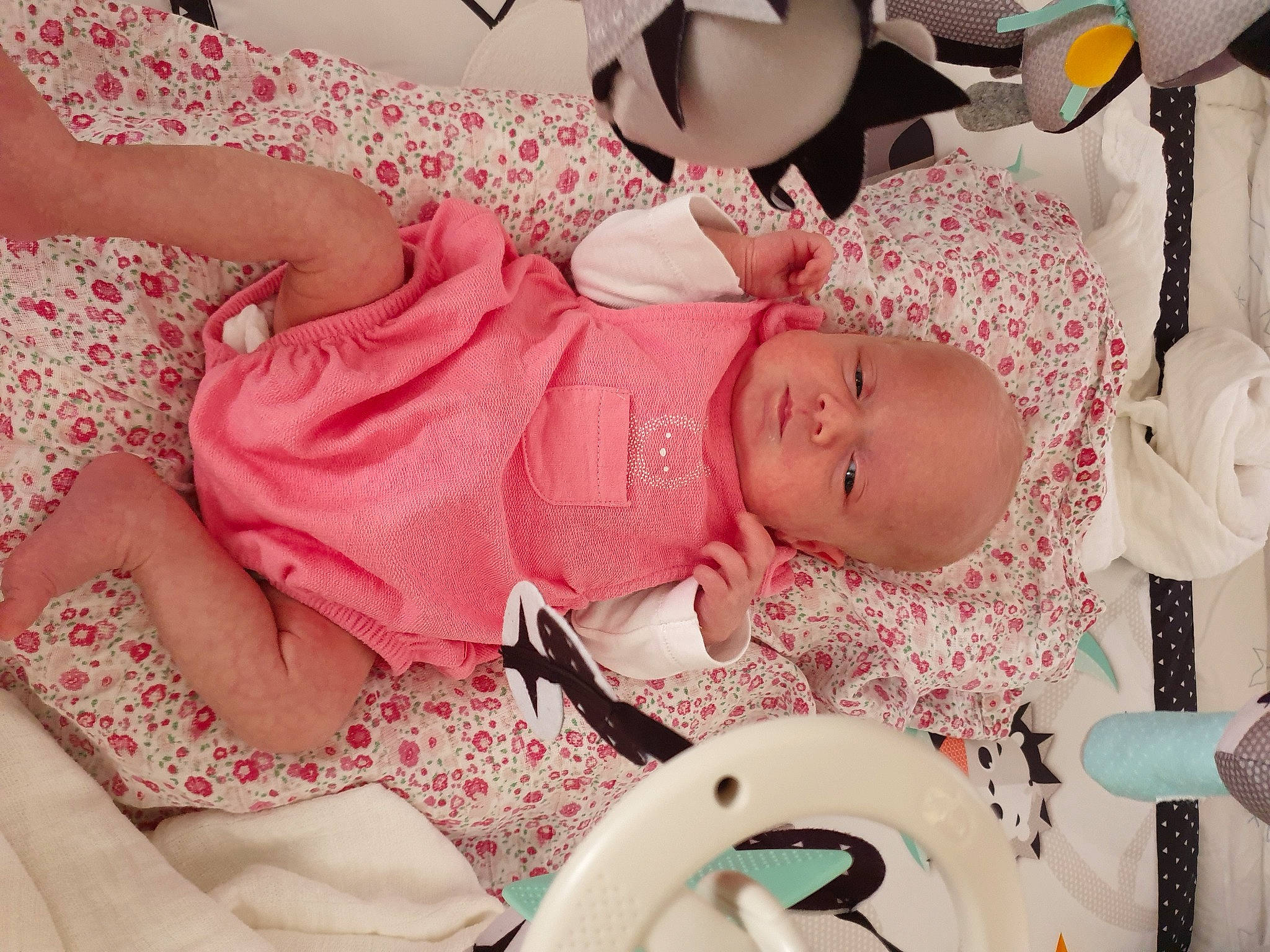 Hanna a rejoint le concours — aidez-le/la à gagner de superbes lots ! baby, baby_products, baby_toddler_clothing, bedtime, birth, child, ear, hair_accessory, happy, headgear, person, pink, play, product, room, skin, sleep, textile, toddler