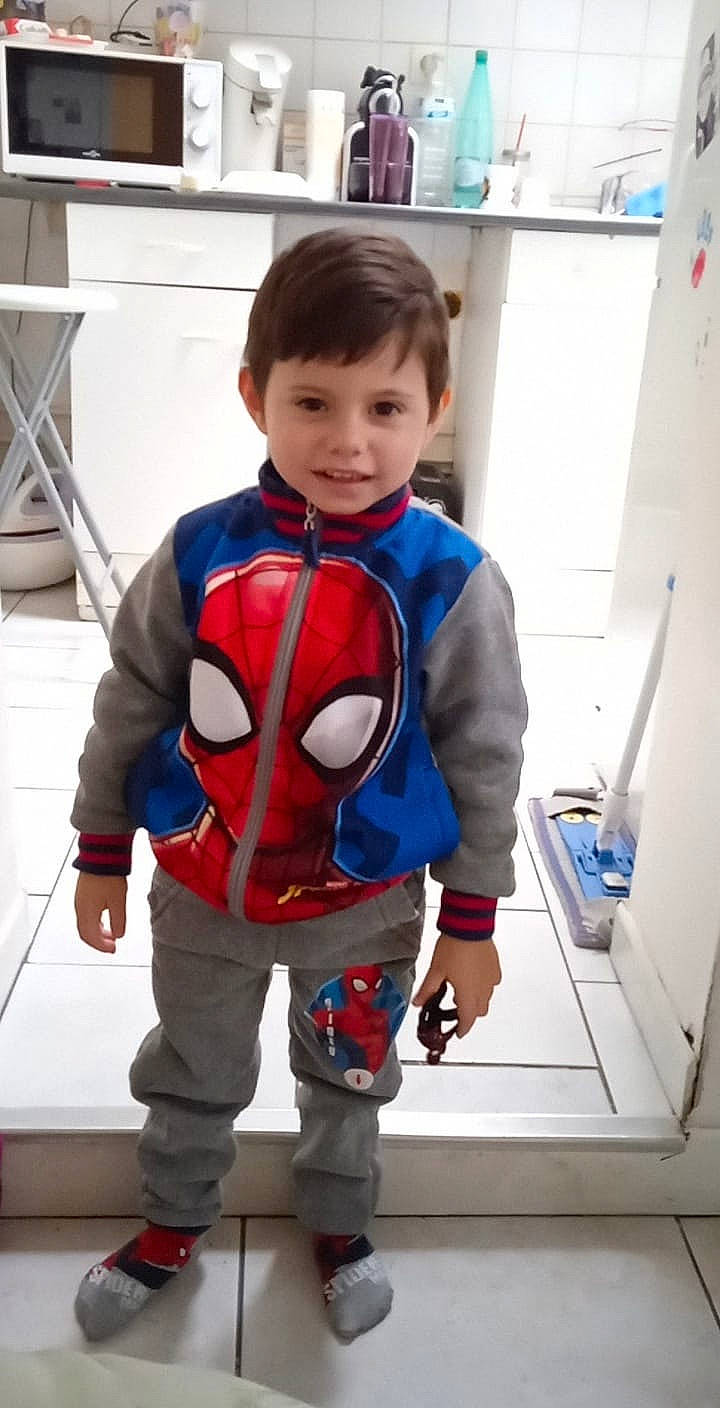 Kyle participe au concours pour gagner de l'argent avec cette photo : boot, carmine, clothing, costume, electric_blue, face, fictional_character, flooring, fun, joint, joy, leg, outerwear, person, personal_protective_equipment, sleeve, smile, spider_man, sports_gear, t_shirt