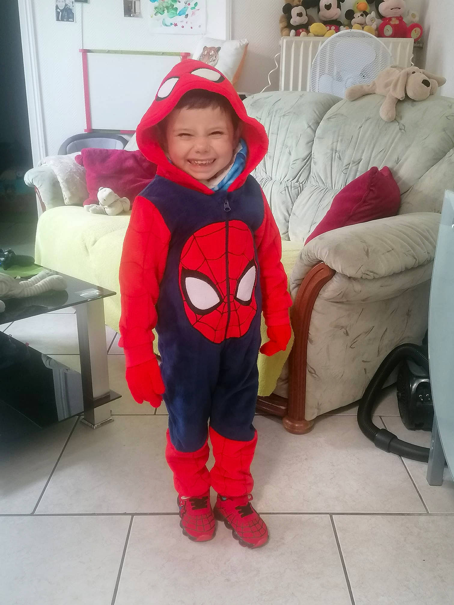 Kyle participe au concours pour gagner de l'argent avec cette photo : baby, baby_toddler_clothing, comfort, couch, event, floor, flooring, furniture, happy, hat, headwear, human_body, jacket, joy, living_room, outerwear, person, shoe, sleeve, smile