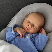 Louis a rejoint le concours — aidez-le/la à gagner de superbes lots ! baby, sleeping, blue_clothing, blanket, cushion, face, infant, newborn, peaceful, portrait, resting, soft, toddler, cozy, cute, child, indoors, head, person, sleep