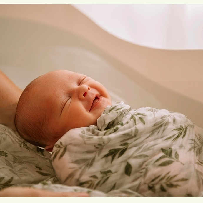 Louis a rejoint le concours — aidez-le/la à gagner de superbes lots ! baby, bed, blanket, child, cute, fabric, head, indoors, infant, leaf_pattern, newborn, peaceful, portrait, resting, skin, sleeping, smile, soft_light, swaddle, wrapped