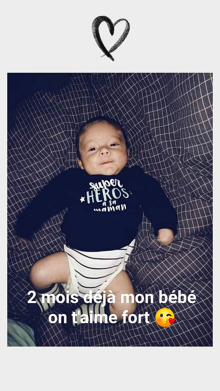 Lény participe au concours pour gagner de l'argent avec cette photo : baby_toddler_clothing, ball, electric_blue, eye, flash_photography, font, football, happy, head, jersey, knee, pattern, person, shorts, sleeve, sportswear, t_shirt, thigh, toddler, waist