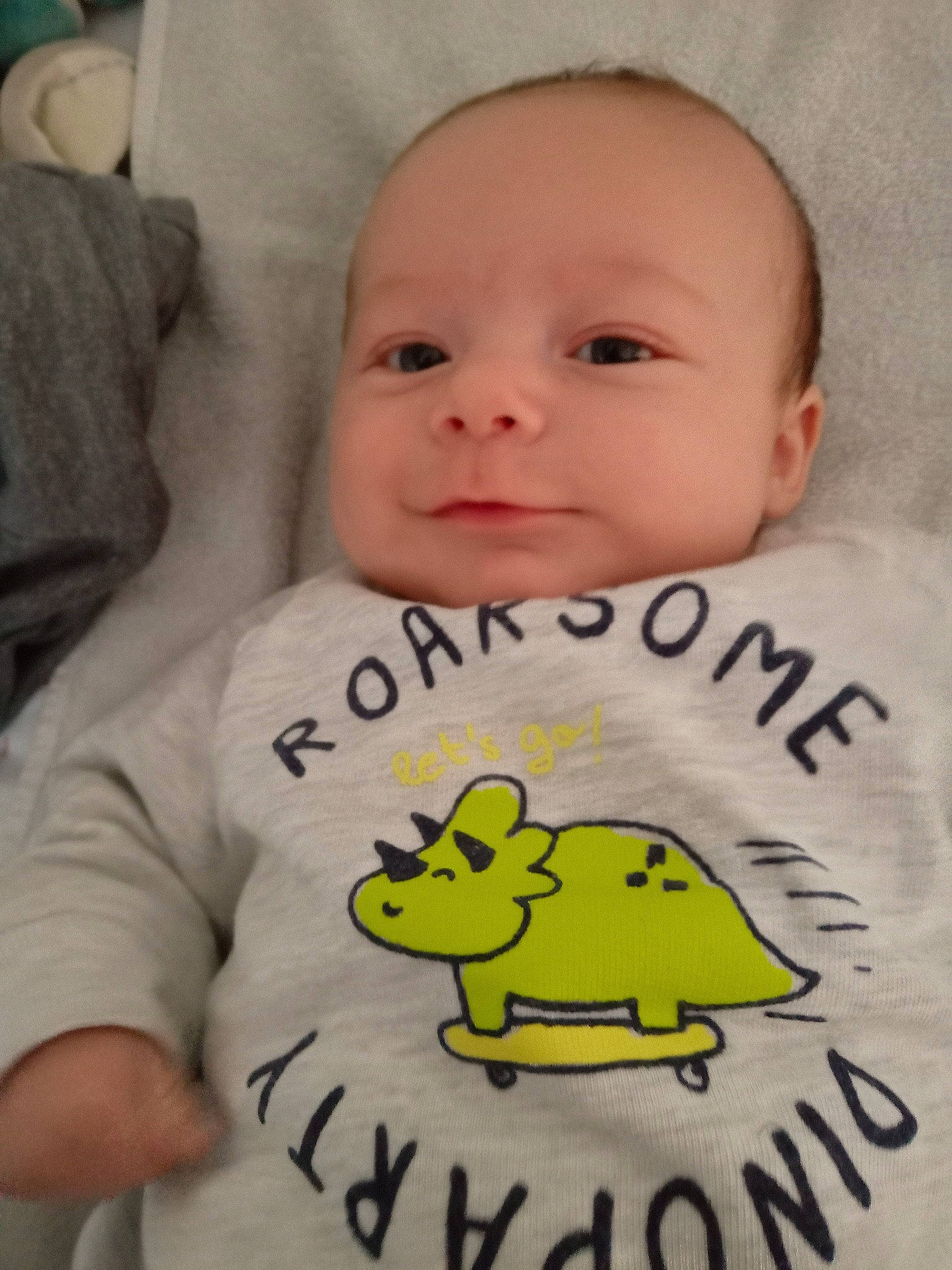 Lény a rejoint le concours — aidez-le/la à gagner de superbes lots ! baby, baby_toddler_clothing, cheek, child, comfort, facial_expression, finger, font, happy, linens, mouth, nose, person, product, skin, sleeve, smile, t_shirt, textile, toddler