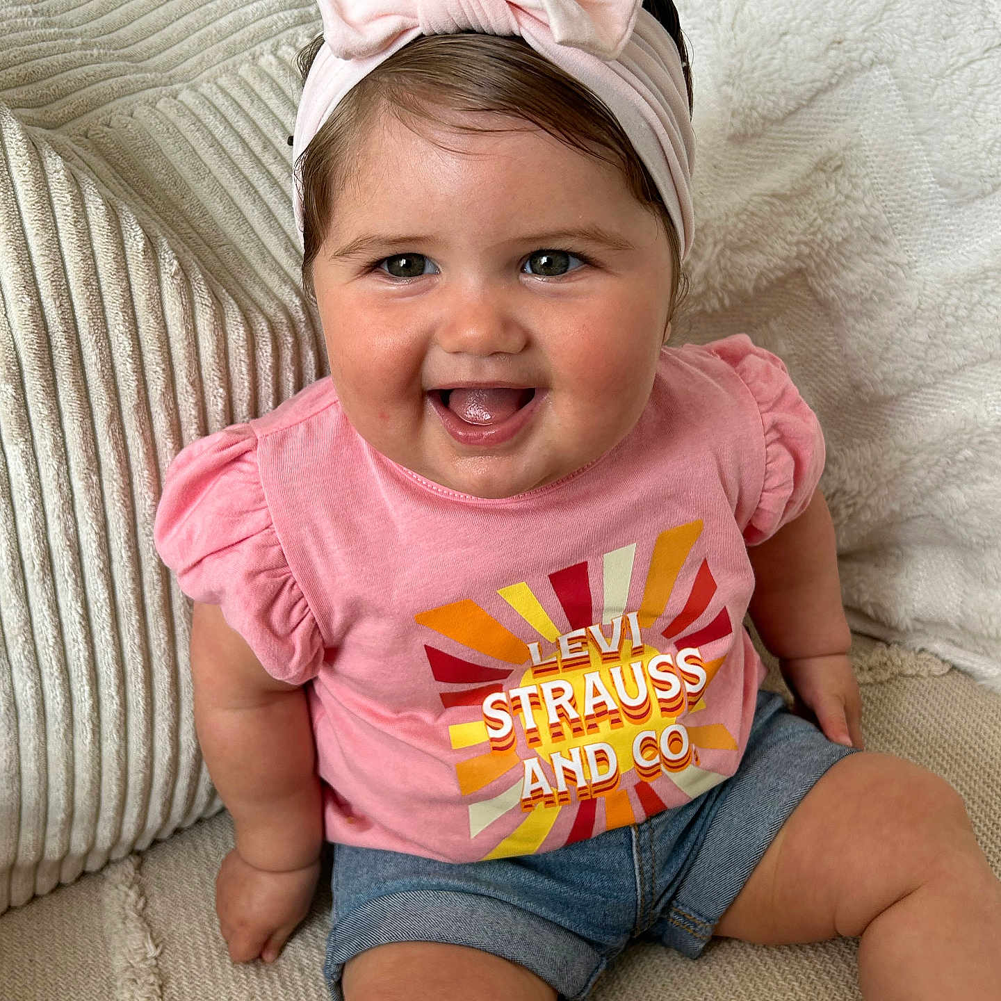Raven a rejoint le concours — aidez-le/la à gagner de superbes lots ! accessories, baby, babylaughing, clothing, couch, cushion, face, furniture, happy, head, homedecor, laughing, pants, person, photography, portrait, shorts, sitting, smile, t_shirt
