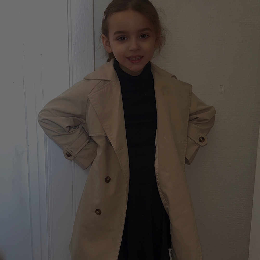 Kamyla participe au concours pour gagner de l'argent avec cette photo : black_clothing, boots, casual, child, clothing, confident, door, fashion, floor, girl, indoor, long_hair, person, portrait, pose, smile, standing, trench_coat, wall, young
