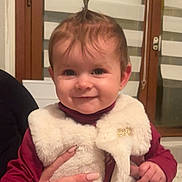 Kaylee participe au concours pour gagner de l'argent avec cette photo : baby, child, smile, face, hair, vest, clothing, hand, nail_art, window, blind, radiator, indoor, person, cute, happy, toddler, holding, fingernails, maroon