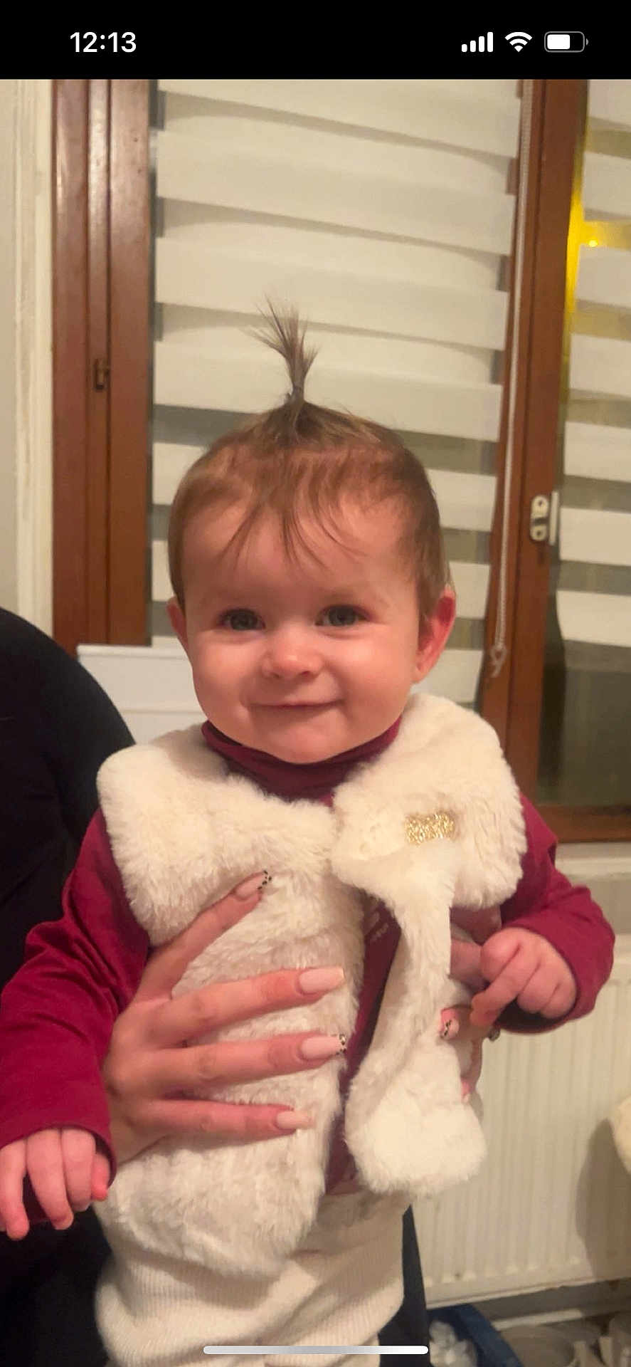 Kaylee participe au concours pour gagner de l'argent avec cette photo : baby, child, smile, face, hair, vest, clothing, hand, nail_art, window, blind, radiator, indoor, person, cute, happy, toddler, holding, fingernails, maroon