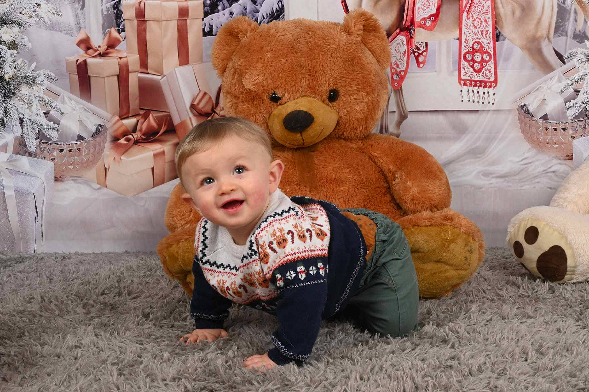 Léopold participe au concours pour gagner de l'argent avec cette photo : baby, baby_toddler_clothing, child, event, fun, fur, happy, joy, mammal, orange, person, plush, room, smile, stuffed_toy, teddy_bear, textile, toddler, toy, tree
