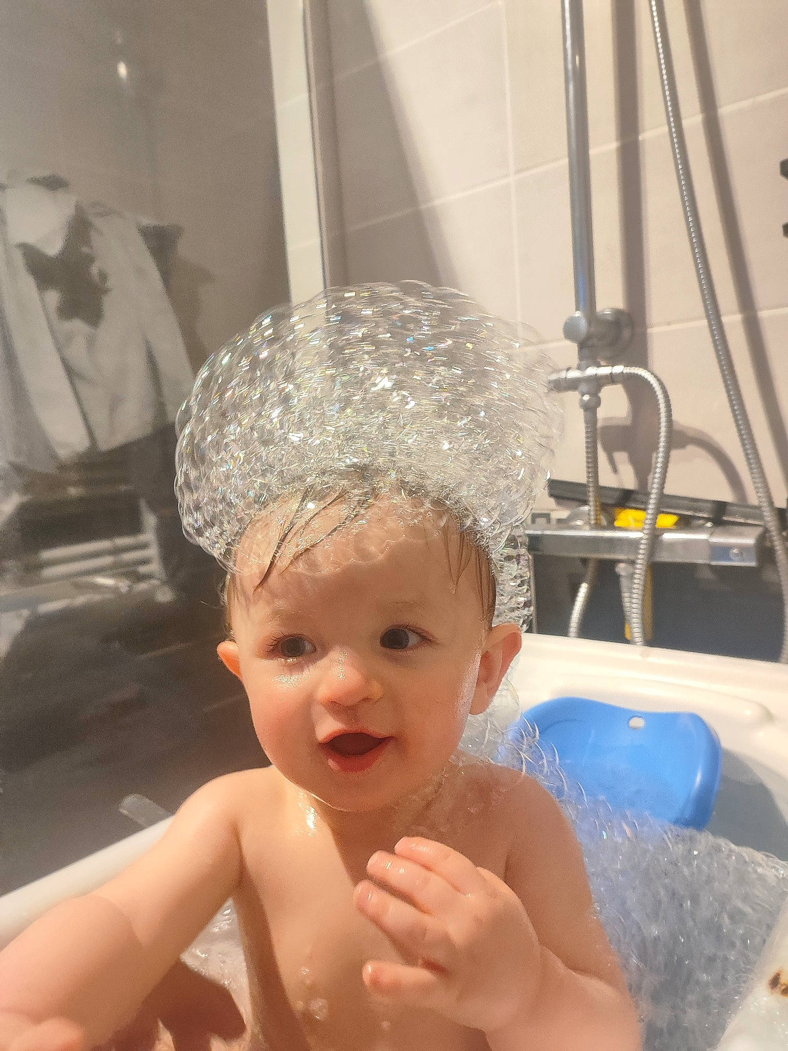 Léopold a rejoint le concours — aidez-le/la à gagner de superbes lots ! baby, baby_bathing, barechested, bathing, chest, child, fashion_accessory, fun, hair_accessory, happy, headpiece, leisure, person, plumbing_fixture, room, smile, swimming_pool, thumb, toddler, vacation