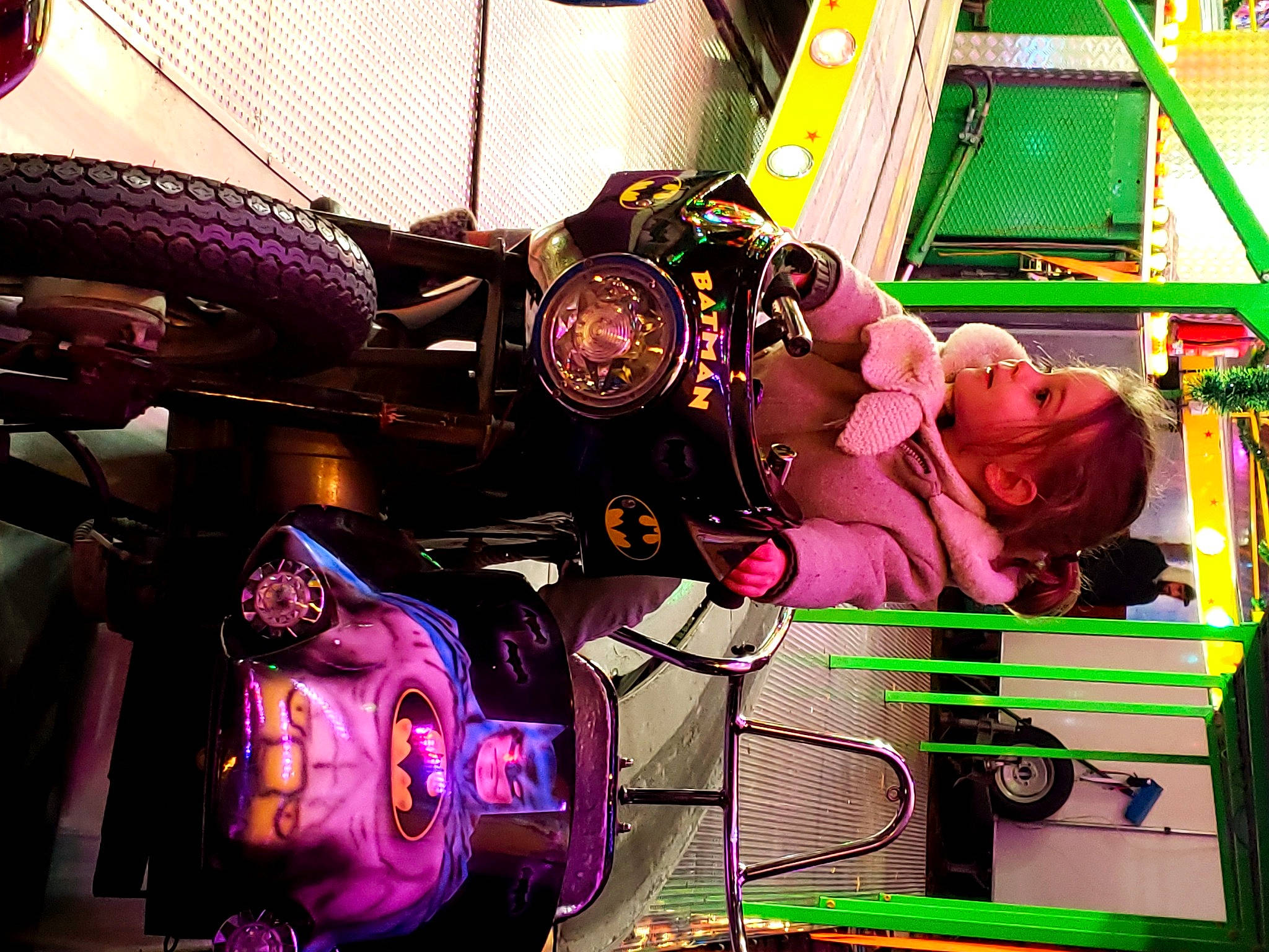 Elyne participe au concours pour gagner de l'argent avec cette photo : amusement_park, amusement_ride, auto_part, automotive_design, automotive_tire, baby, event, fun, leisure, machine, magenta, motor_vehicle, person, pink, purple, recreation, tire, toddler, transport, vehicle