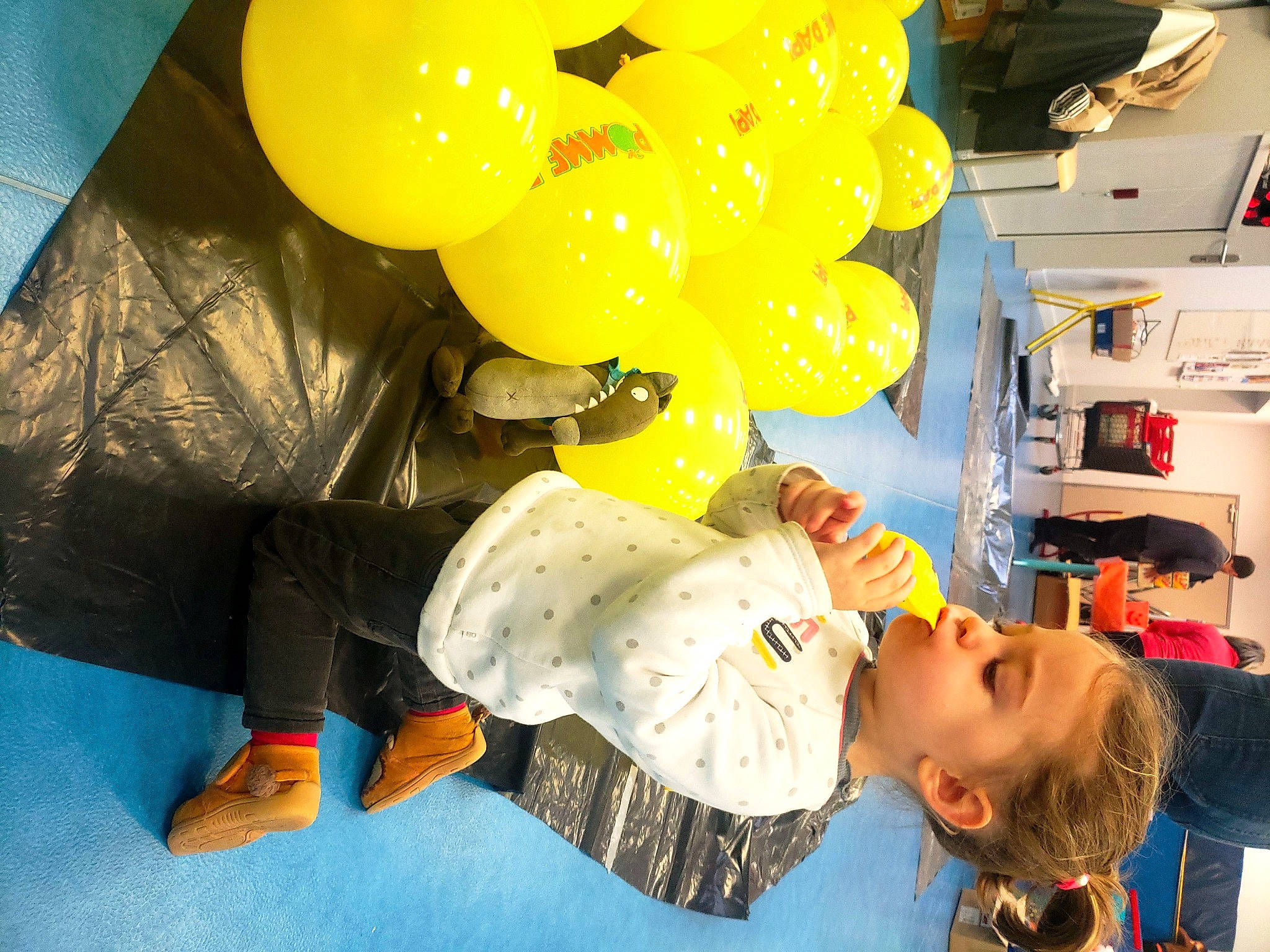 Elyne participe au concours pour gagner de l'argent avec cette photo : baby, balloon, child, event, fun, happy, hat, leisure, party_supply, person, recreation, room, shelf, toddler, yellow