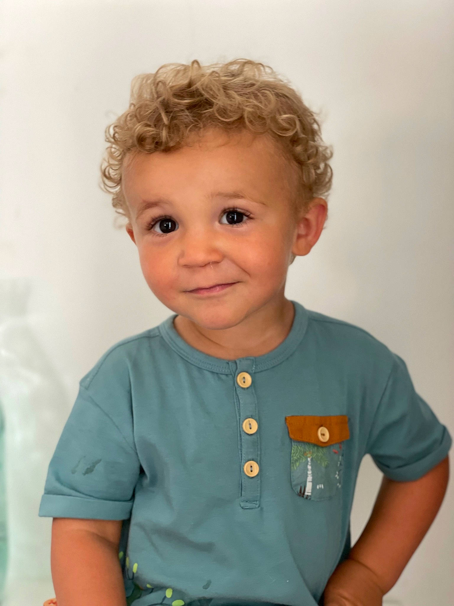 Jonas participe au concours pour gagner de l'argent avec cette photo : baby, baby_toddler_clothing, button, cheek, child, chin, collar, elbow, fun, happy, iris, joy, neck, nose, person, sitting, skin, sleeve, smile, standing