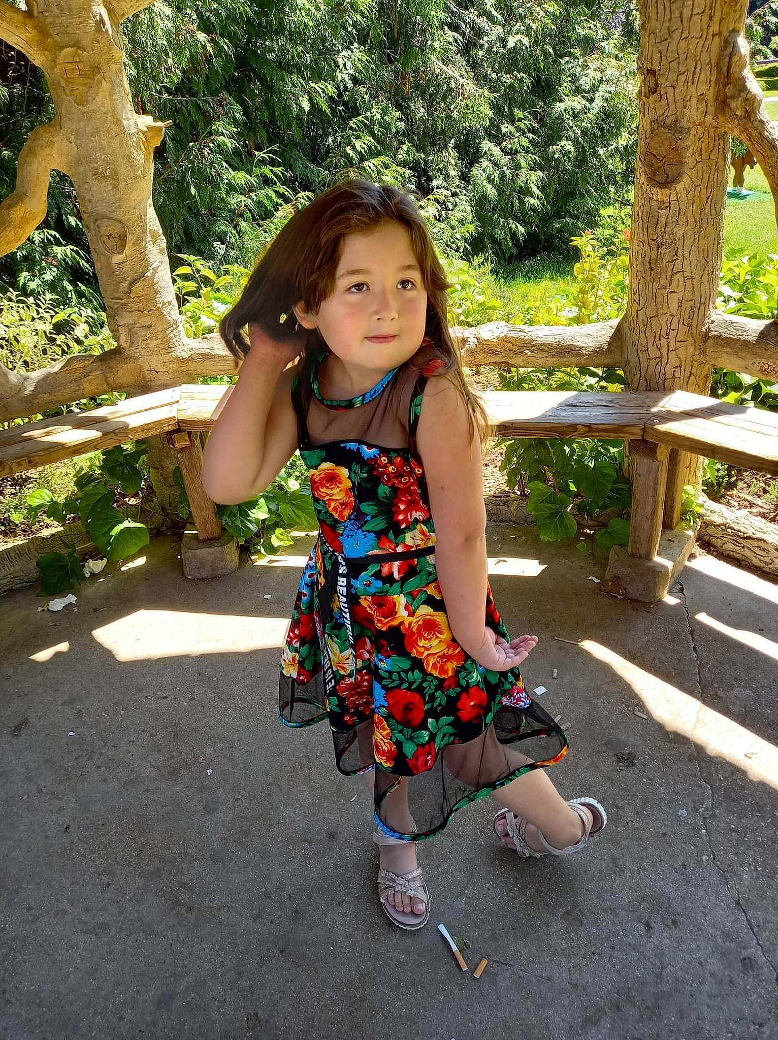 Lylou participe au concours pour gagner de l'argent avec cette photo : baby_toddler_clothing, botany, day_dress, dress, electric_blue, fun, grass, happy, leisure, nature, one_piece_garment, people_in_nature, person, plant, recreation, sleeve, street_fashion, summer, toddler, tree