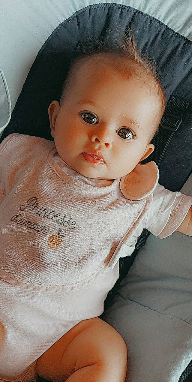 Yéléna participe au concours pour gagner de l'argent avec cette photo : baby, brown_hair, cheek, child, chin, doll, eye, eyebrow, face, forehead, head, iris, lip, nose, person, skin, toddler