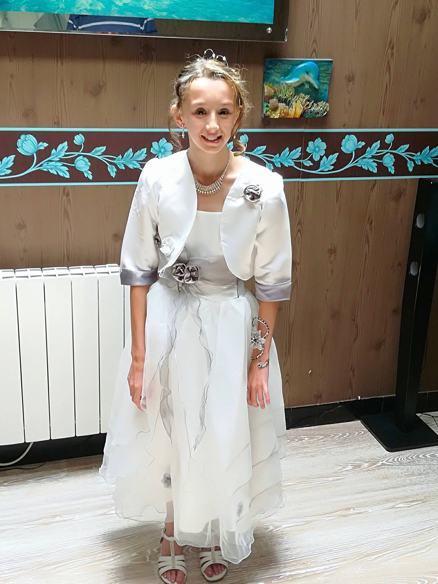 Mathilda a rejoint le concours — aidez-le/la à gagner de superbes lots ! bridal_clothing, coat, costume, dress, fashion, fashion_design, fashion_model, formal_wear, girl, gown, haute_couture, joy, outerwear, person, photo_shoot, socialite, wedding_dress, white