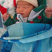 Arthur a rejoint le concours — aidez-le/la à gagner de superbes lots ! newborn, baby, sleeping, blanket, teddy_bear, hat, clothing, child, infant, cozy, wrapped, cute, peaceful, soft_toys, bed, portrait, indoor, warm, resting, face