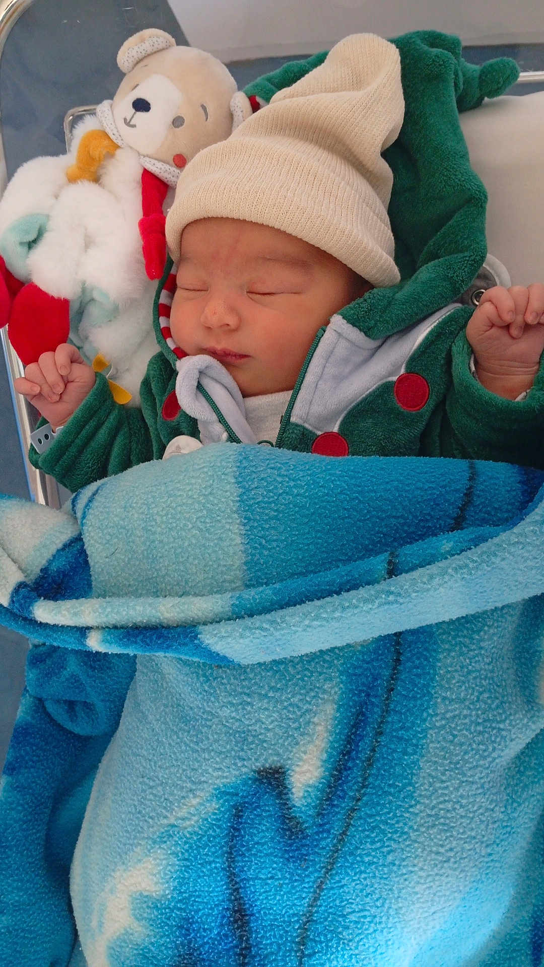 Arthur a rejoint le concours — aidez-le/la à gagner de superbes lots ! newborn, baby, sleeping, blanket, teddy_bear, hat, clothing, child, infant, cozy, wrapped, cute, peaceful, soft_toys, bed, portrait, indoor, warm, resting, face