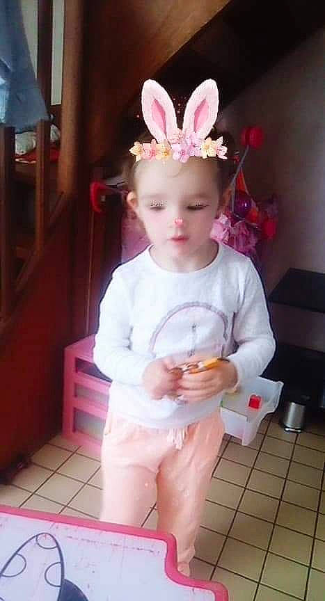 Louane participe au concours pour gagner de l'argent avec cette photo : baby, baby_toddler_clothing, costume, costume_hat, crown, dress, event, finger, happy, headband, headgear, headpiece, jewellery, magenta, party_supply, person, pink, purple, skin, tiara