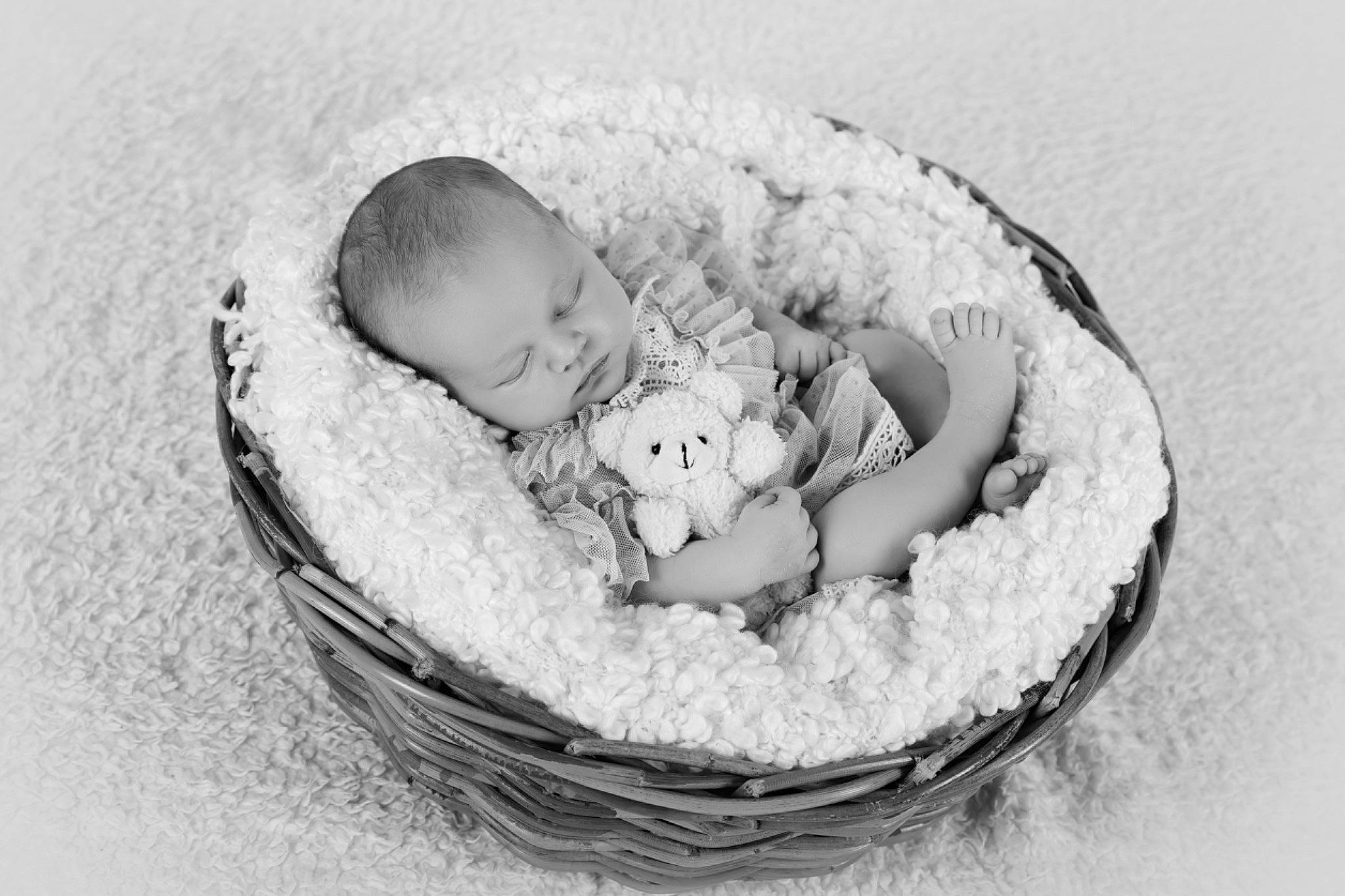 Gyulia participe au concours pour gagner de l'argent avec cette photo : baby, baby_products, baby_sleeping, baby_toddler_clothing, basket, bedtime, child, comfort, grass, happy, infant_bed, monochrome, monochrome_photography, person, plant, portrait_photography, sitting, stock_photography, toddler, toy