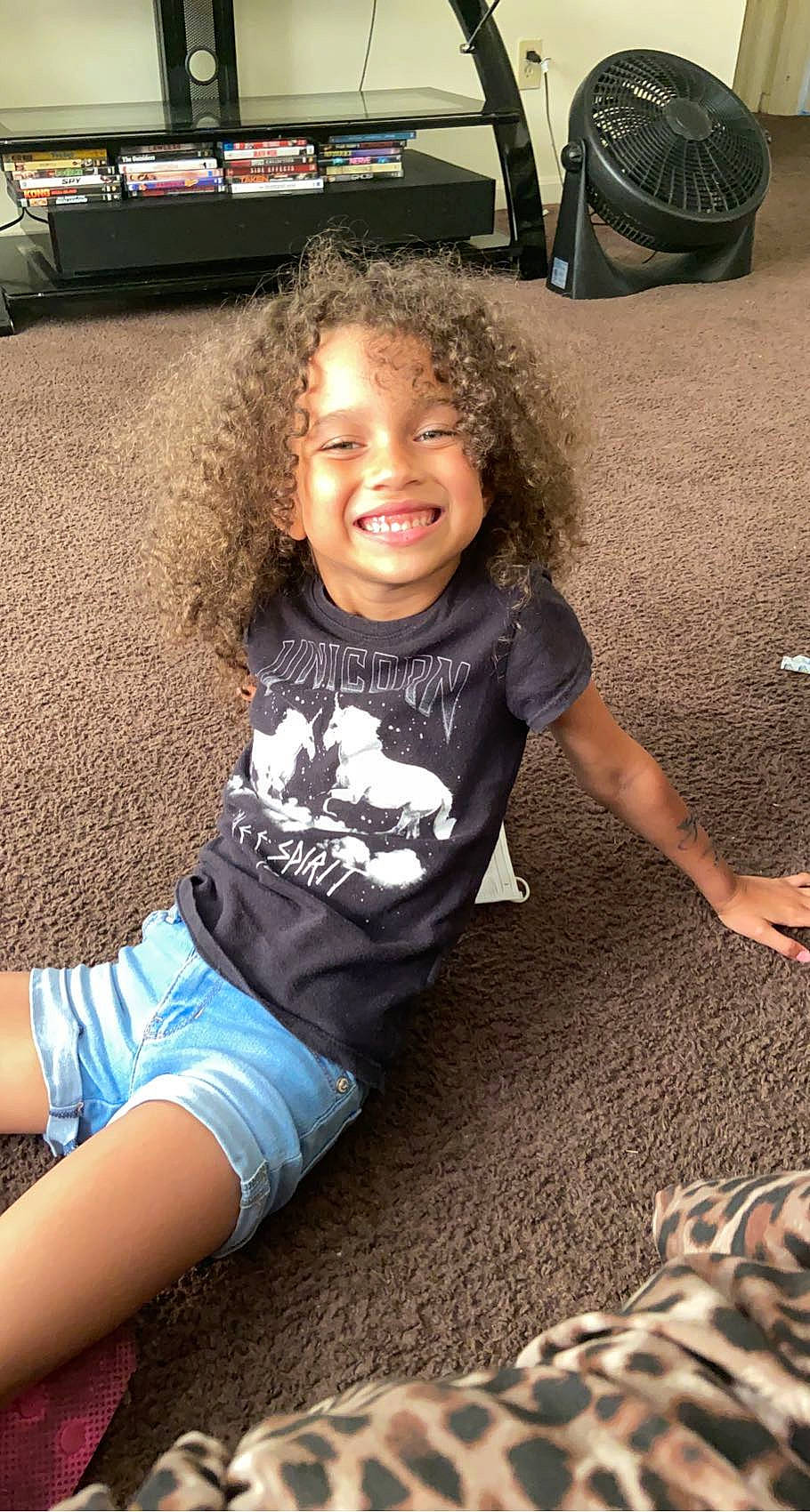 Janiya is registered to the contest to win money with this photo: asphalt, automotive_tire, bumper, cool, facial_expression, fun, grass, hairstyle, happy, human_body, joy, leisure, people, person, road_surface, sleeve, smile, standing, summer, t_shirt