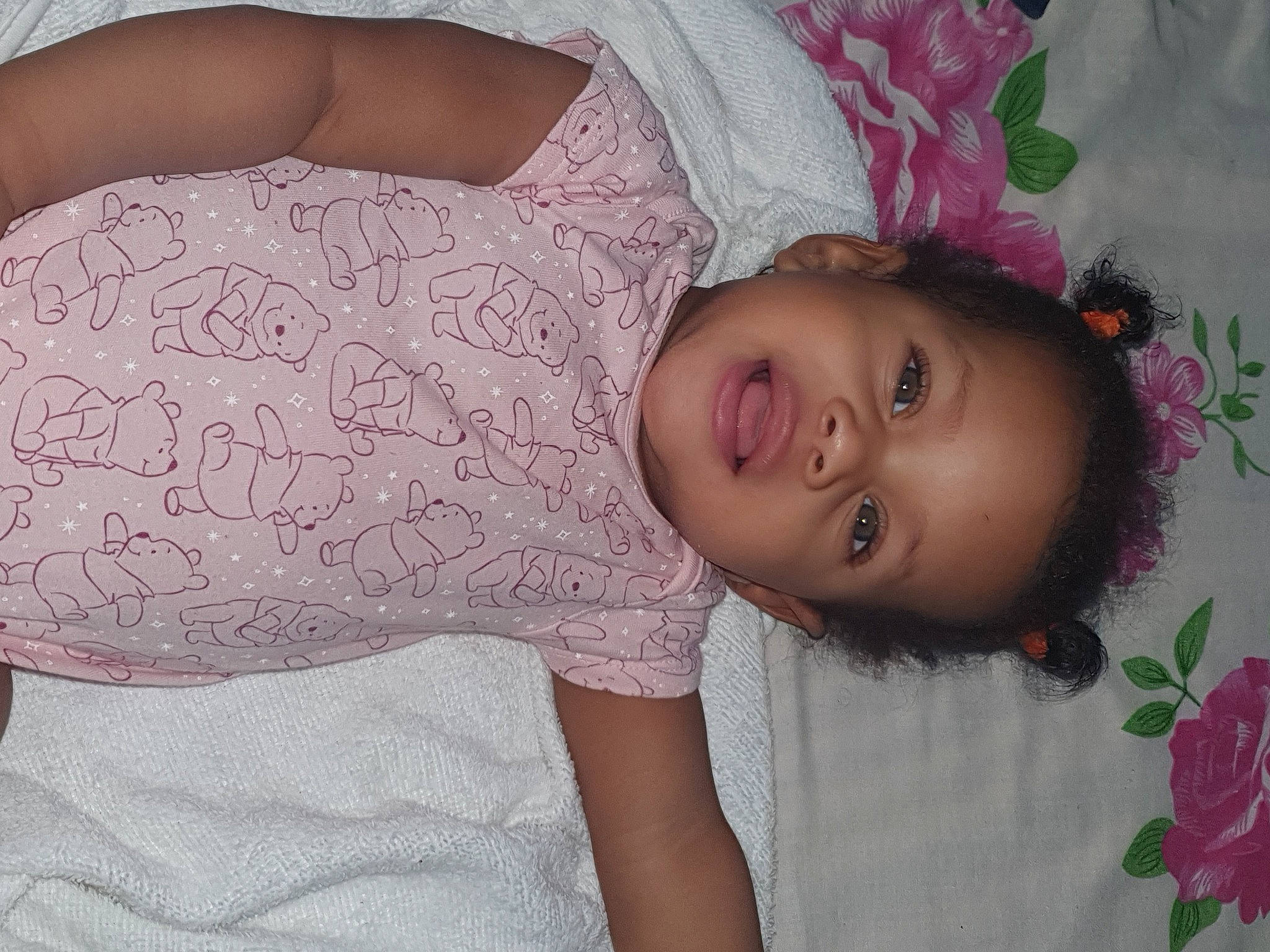 Lyah a rejoint le concours — aidez-le/la à gagner de superbes lots ! cheek, eye, eyebrow, eyelash, facial_expression, hair, happy, head, human_body, iris, lip, mouth, neck, nose, organ, person, pink, skin, sleeve, smile