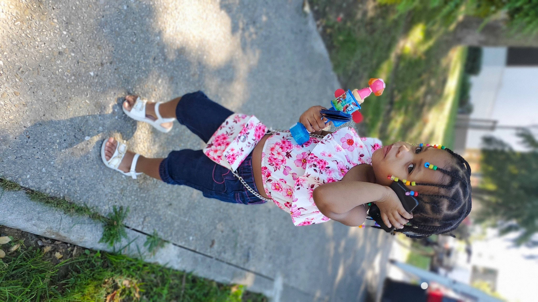 Lyah participe au concours pour gagner de l'argent avec cette photo : child, fun, grass, happy, human_leg, leg, leisure, pattern, people_in_nature, person, plant, play, recreation, sandal, shorts, sock, thigh, toddler, tree, vacation