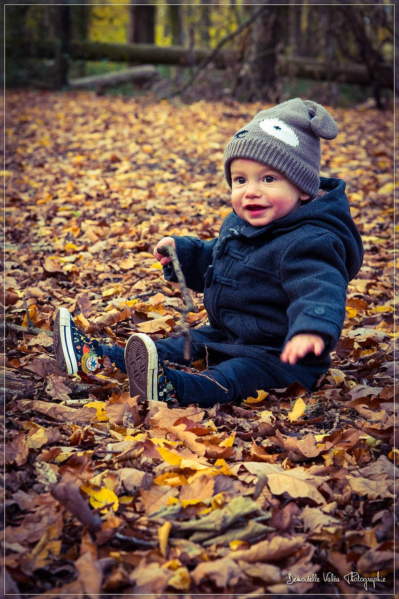 Luciano participe au concours pour gagner de l'argent avec cette photo : autumn, baby, baby_toddler_clothing, beanie, bonnet, cheek, child, deciduous, headwear, human, knit_cap, people_in_nature, person, play, portrait_photography, shadow, toddler, toy, wool