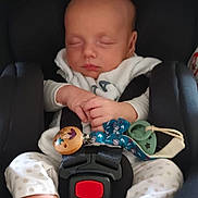 Daëmon a rejoint le concours — aidez-le/la à gagner de superbes lots ! baby, sleeping, car_seat, infant, toy, pacifier, clothing, hands, feet, child, cute, peaceful, seatbelt, polka_dot, white_clothes, soft_toy, comfort, resting, indoors, closeup