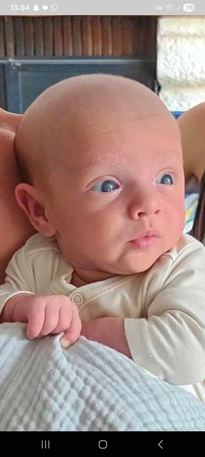 Daëmon a rejoint le concours — aidez-le/la à gagner de superbes lots ! baby, infant, face, hand, blanket, clothing, skin, expression, holding, bald, blue_eyes, curious, indoor, person, portrait, newborn, soft_light, close_up, cute, child