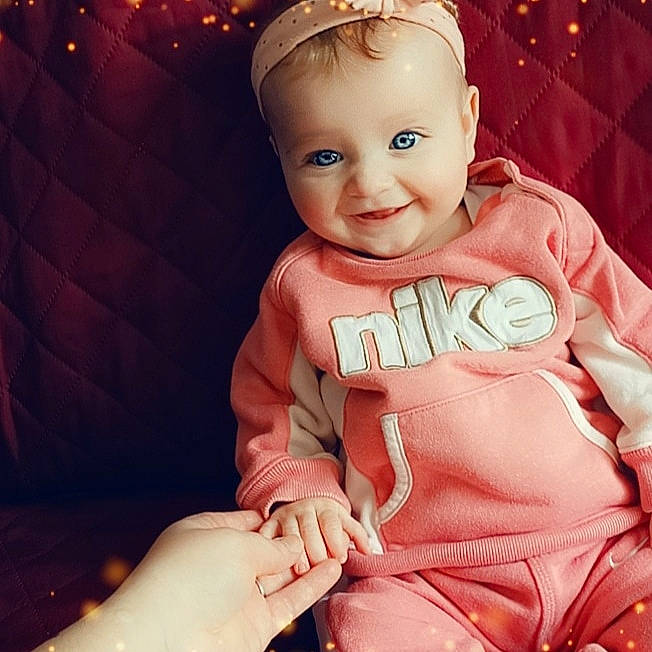 Sharon participe au concours pour gagner de l'argent avec cette photo : baby, beauty, cheek, child, child_model, cool, eye, face, finger, hand, happy, head, human, love, person, photography, pink, product, skin, smile