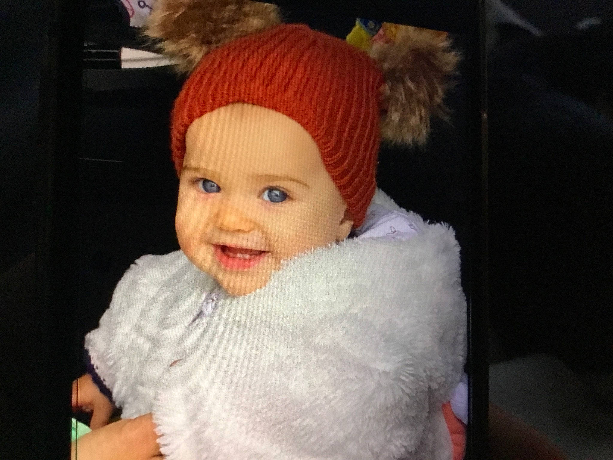 Yaëlle participe au concours pour gagner de l'argent avec cette photo : baby, baby_toddler_clothing, beanie, cap, cheek, child, comfort, costume_hat, fashion_accessory, fun, fur, happy, hat, headwear, iris, joy, knit_cap, magenta, person, smile