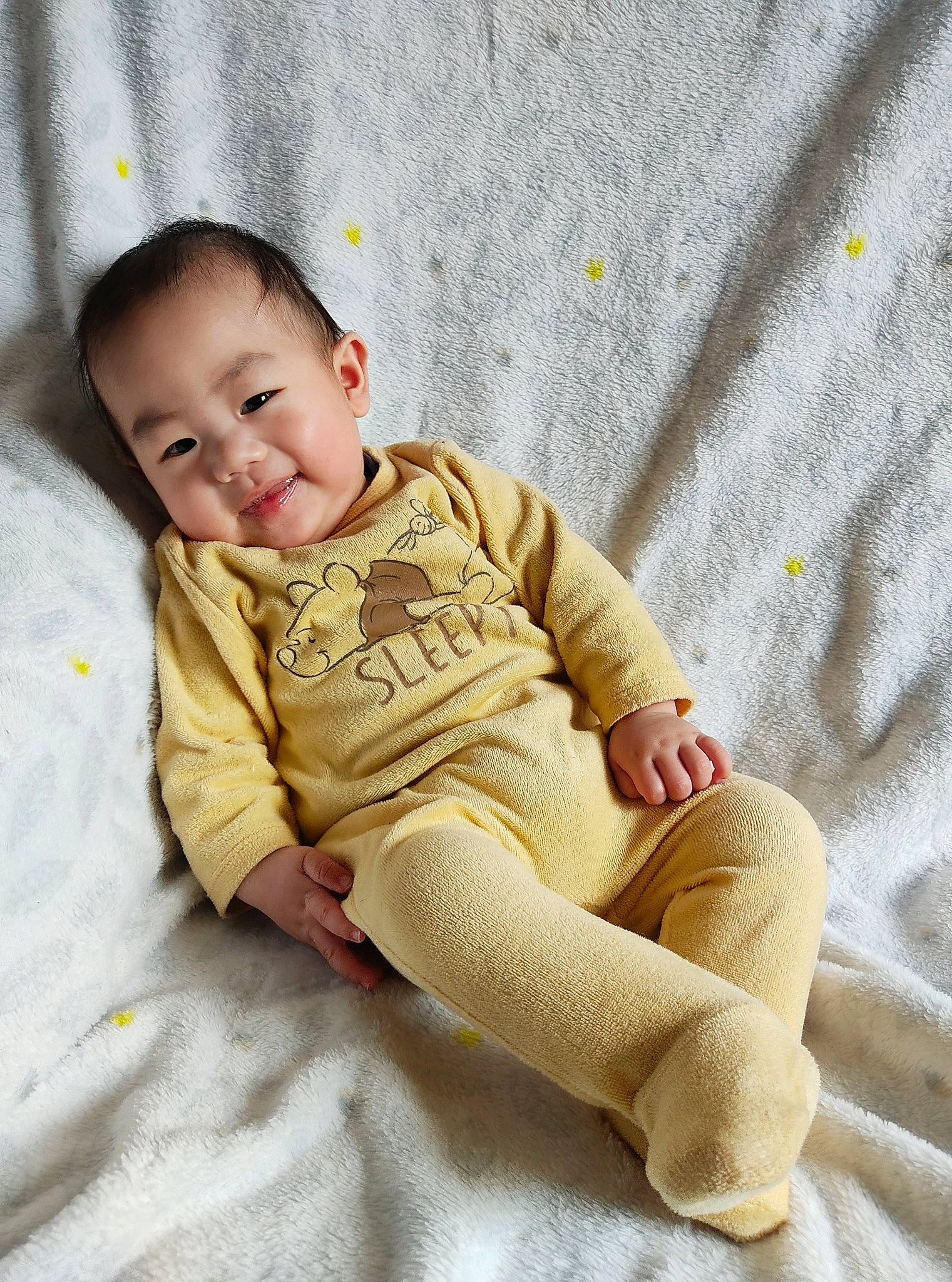 Ruben a rejoint le concours — aidez-le/la à gagner de superbes lots ! baby, baby_toddler_clothing, comfort, eye, face, finger, flooring, happy, head, human_body, leg, linens, outerwear, person, product, skin, sleeve, smile, textile, toddler