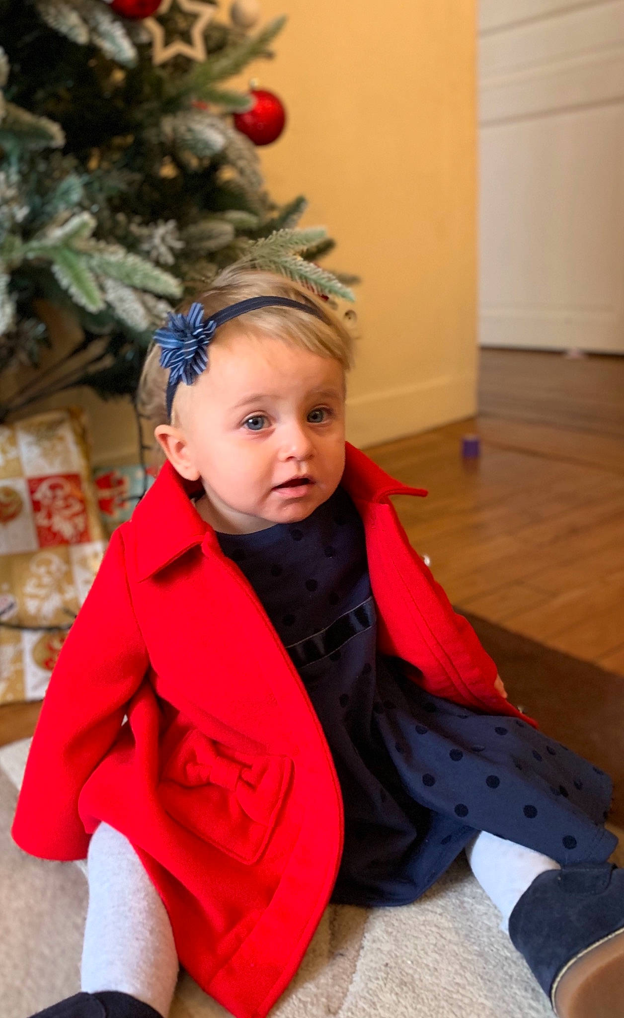 Eli a rejoint le concours — aidez-le/la à gagner de superbes lots ! baby, child, child_model, christmas, christmas_eve, christmas_tree, holiday, outerwear, person, sitting, toddler