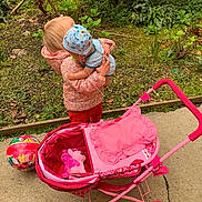 Eli a rejoint le concours — aidez-le/la à gagner de superbes lots ! child, grass, magenta, pink, plant, play, toddler, vacation, vehicle