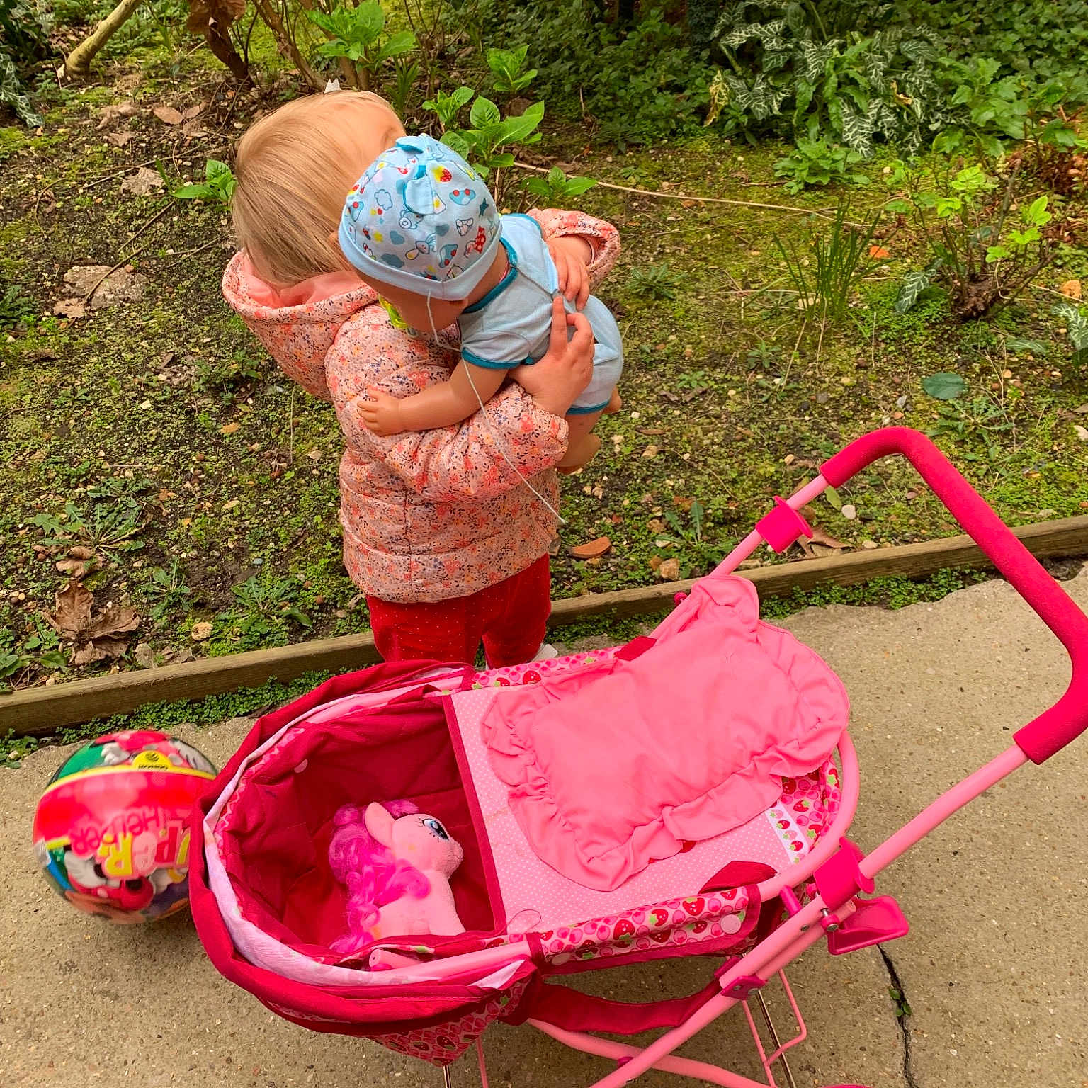 Eli a rejoint le concours — aidez-le/la à gagner de superbes lots ! child, grass, magenta, pink, plant, play, toddler, vacation, vehicle