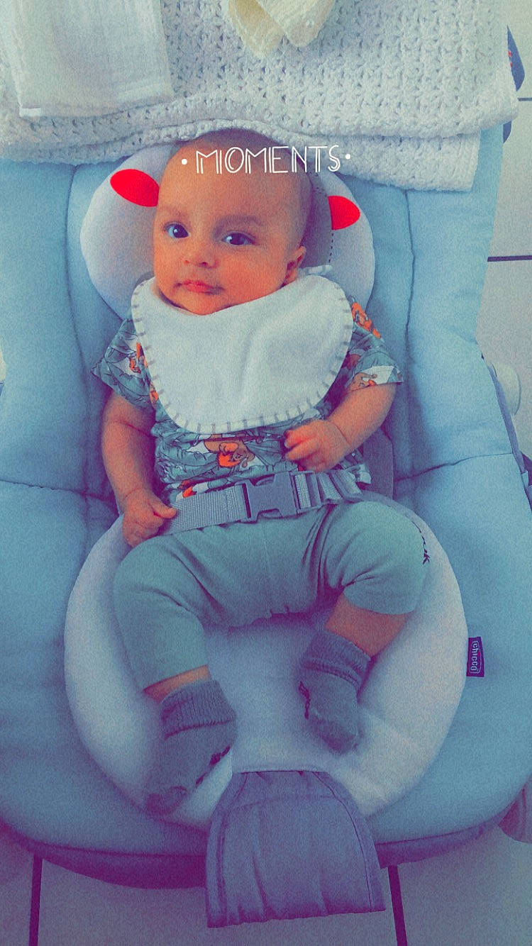 Ricardo participe au concours pour gagner de l'argent avec cette photo : baby, baby_products, baby_safety, baby_sleeping, baby_toddler_clothing, chair, cheek, child, comfort, electric_blue, face, fun, knee, lap, magenta, person, pink, purple, sitting, thigh