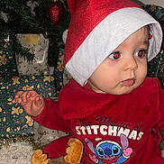 Zaïen a rejoint le concours — aidez-le/la à gagner de superbes lots ! baby, child, christmas, christmas_tree, cute, face, festive, gift_wrap, holiday, holiday_decor, holiday_outfit, indoor, plush_toy, portrait, presents, red_clothing, reindeer, santa_hat, seasonal, toddler