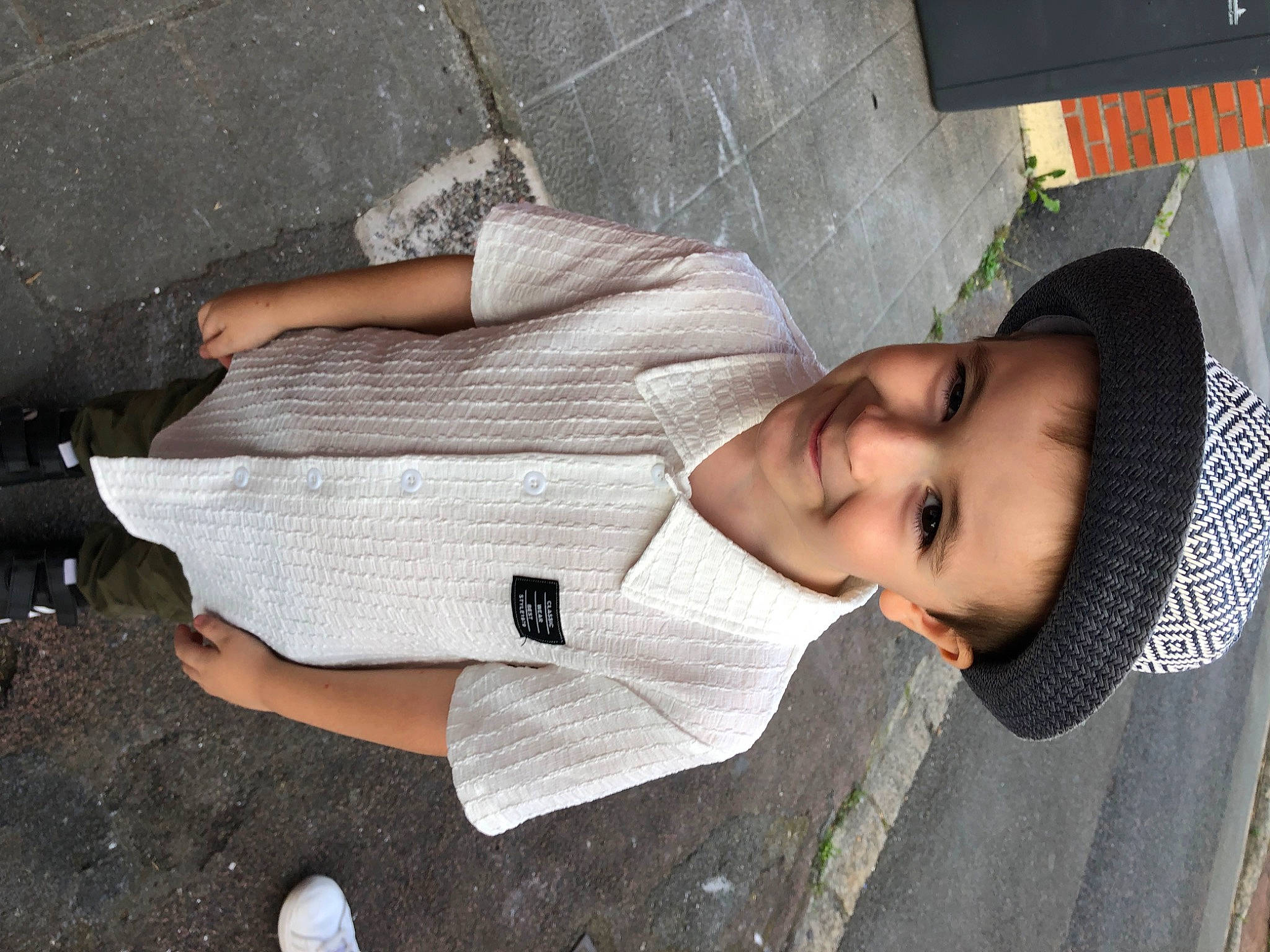 Vincent participe au concours pour gagner de l'argent avec cette photo : child, fun, headwear, human_leg, joy, person, sitting, smile, toddler, tree