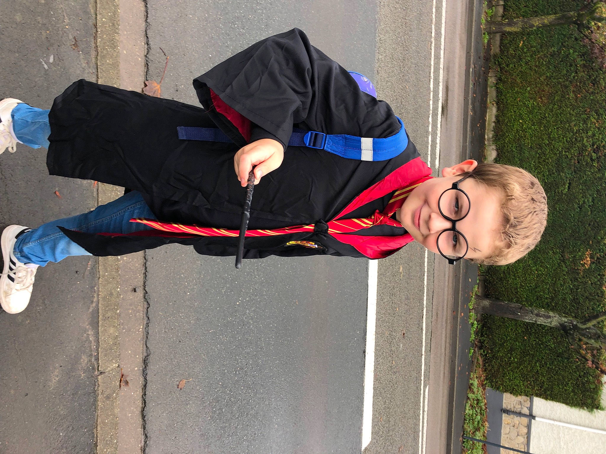 Maxence participe au concours pour gagner de l'argent avec cette photo : asphalt, carmine, electric_blue, eyewear, fun, human_leg, joy, knee, person, plant, recreation, sidewalk, smile, walking_shoe