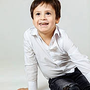 Tayson participe au concours pour gagner de l'argent avec cette photo : background, boy, casual_clothing, child, cute, eyes, face, fashion, hair, hands, happy, innocent, person, portrait, ripped_jeans, sitting, smiling, studio, white_shirt, young