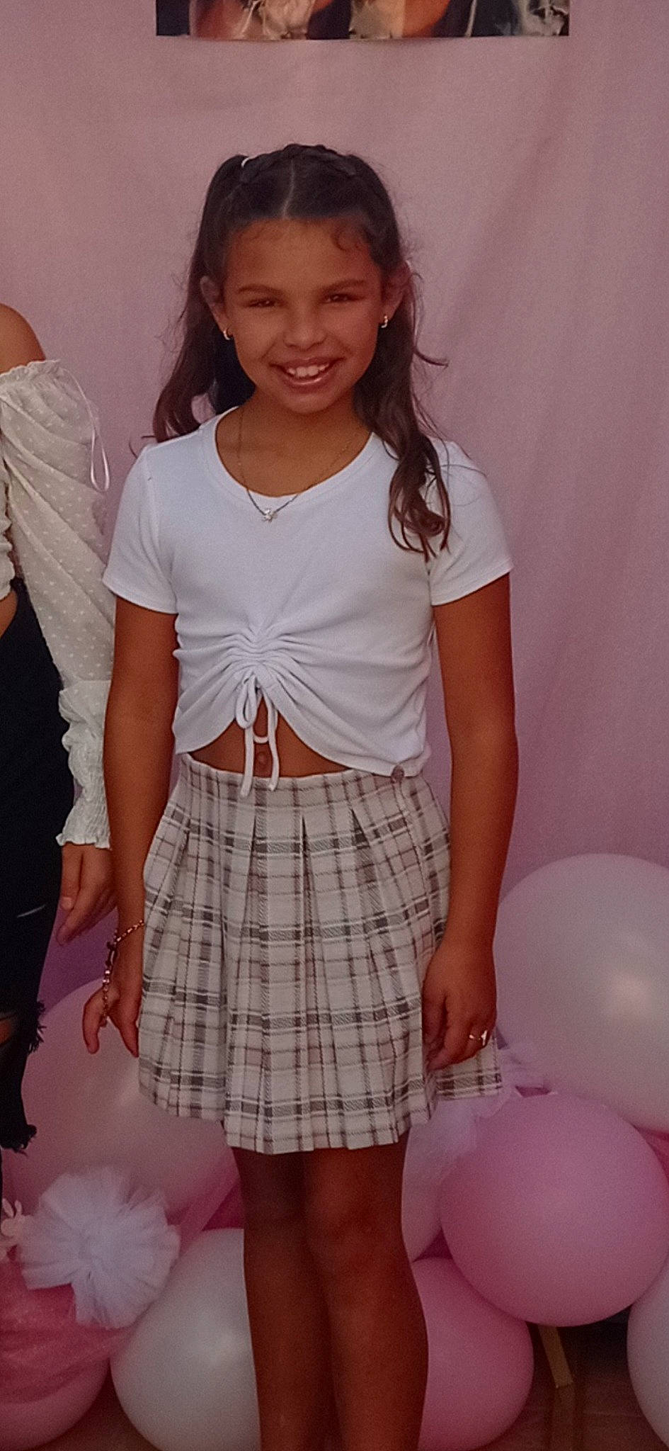 Tya a rejoint le concours — aidez-le/la à gagner de superbes lots ! abdomen, balloon, chest, day_dress, facial_expression, hairstyle, joint, joy, knee, neck, person, pink, plaid, product, shoulder, sleeve, smile, tartan, thigh, trunk