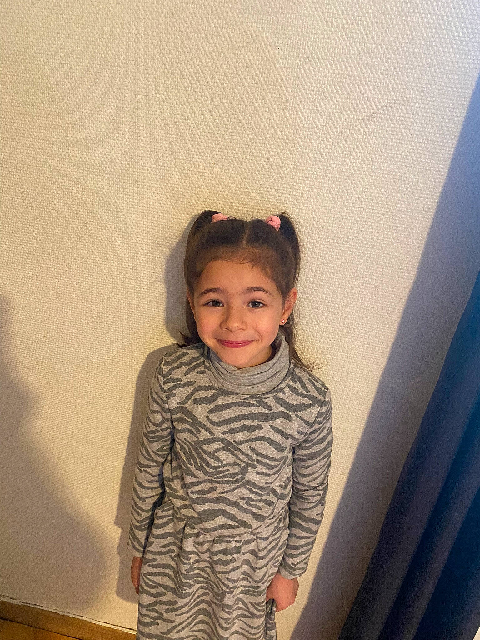 Anaëlle participe au concours pour gagner de l'argent avec cette photo : child, eye, face, facial_expression, fashion_design, flash_photography, fun, hair, happy, head, human_body, joy, laugh, magenta, pattern, person, room, sitting, sleeve, smile